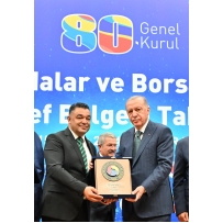 TOBB 80. GENEL KURULUNDA ATSO BAŞKANI KOÇAŞ’A HİZMET ŞEREF BELGESİ VE PLAKETİNİ CUMHURBAŞKANI ERDOĞAN VERDİ